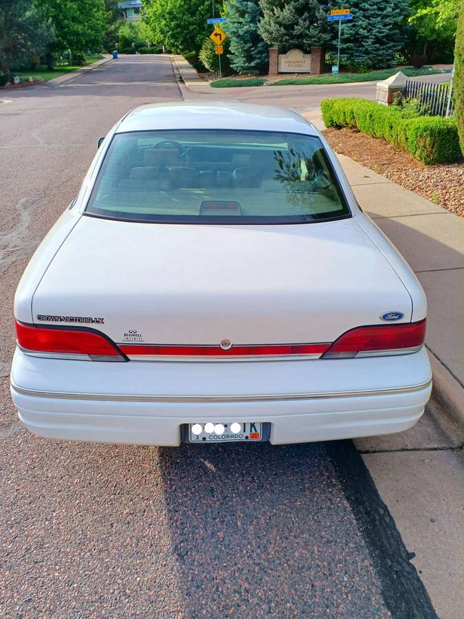Ford-Crown-victoria-lx-1994-white-1
