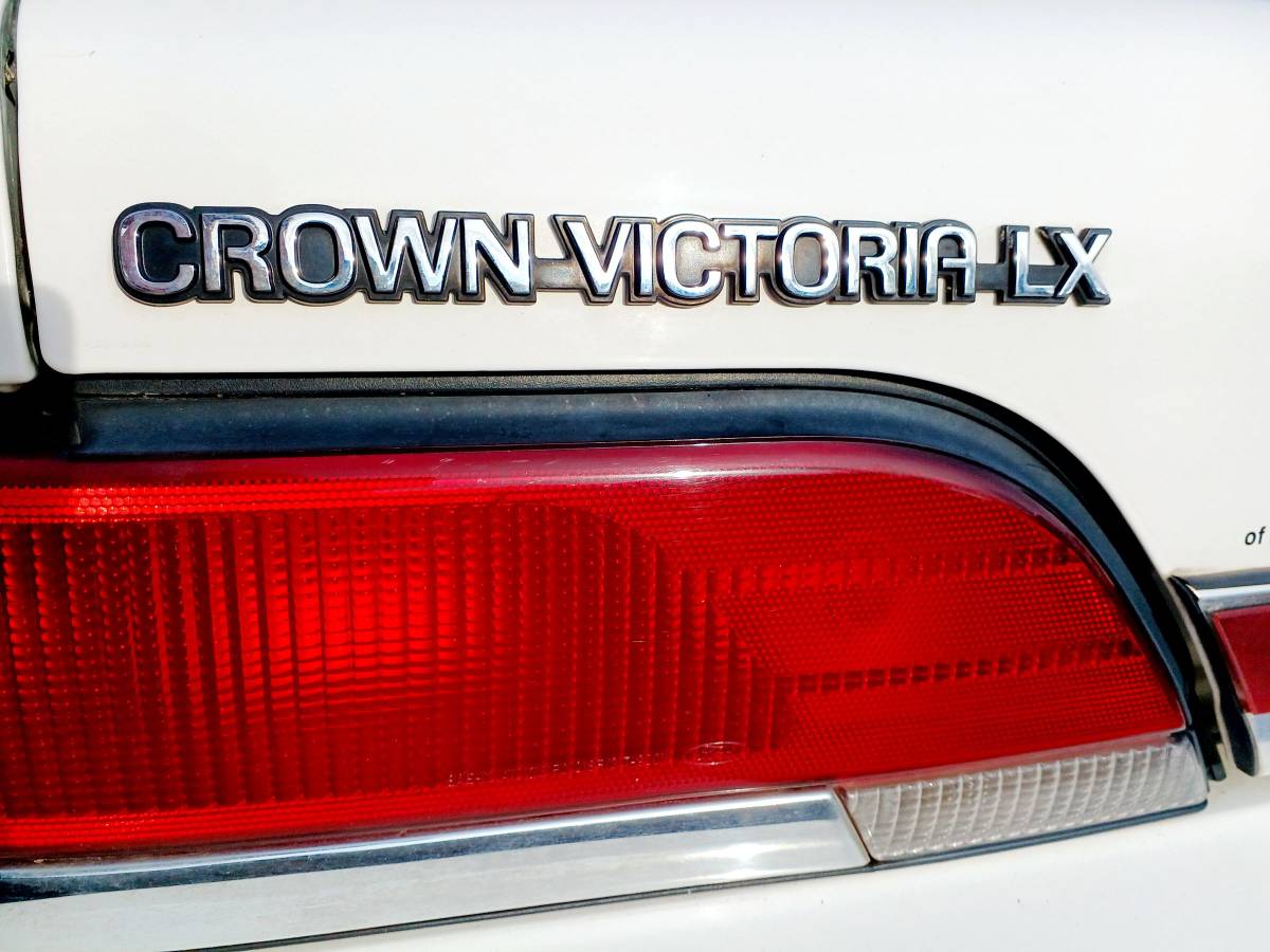 Ford-Crown-victoria-lx-1994-white-10