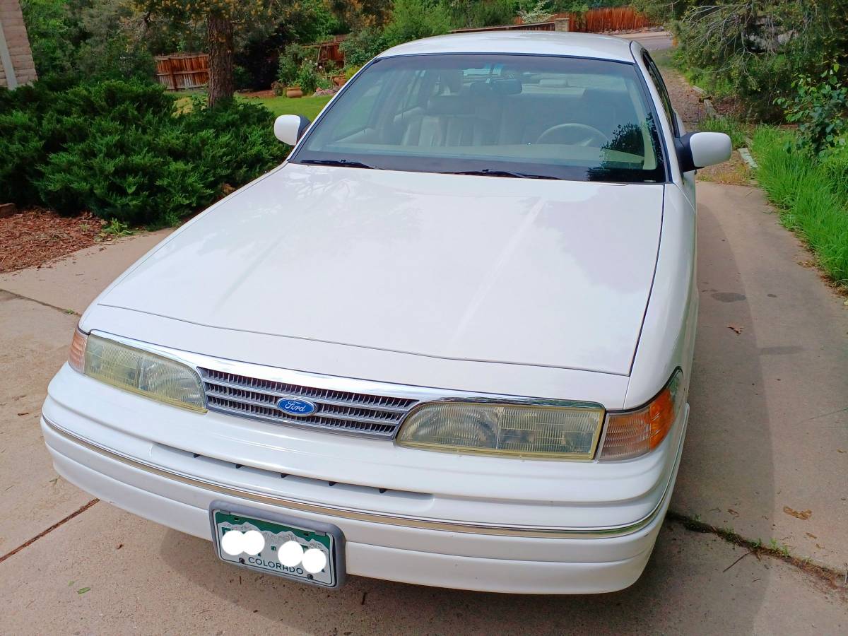 Ford-Crown-victoria-lx-1994-white-2
