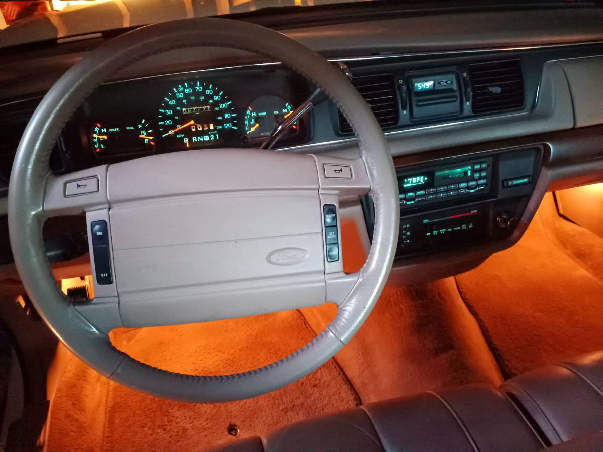 Ford-Crown-victoria-lx-1994-white-5
