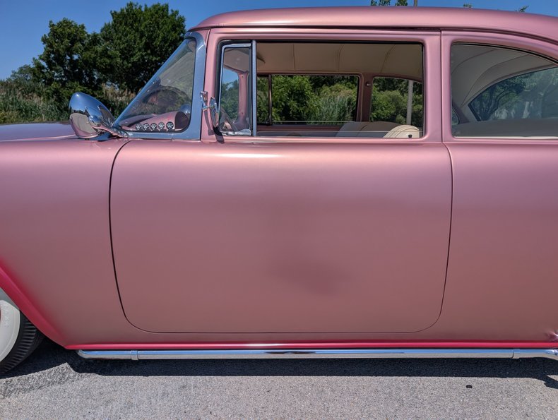 Ford-Customline-1956-Frosted-Rose-White-40