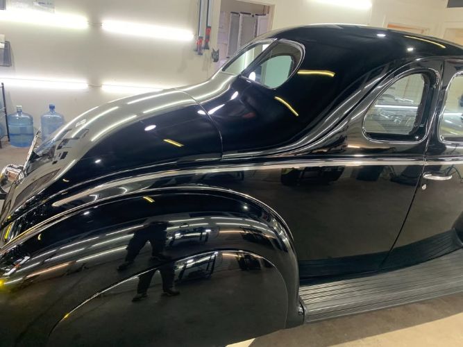 Ford-Deluxe-1940-Black-Tan-4