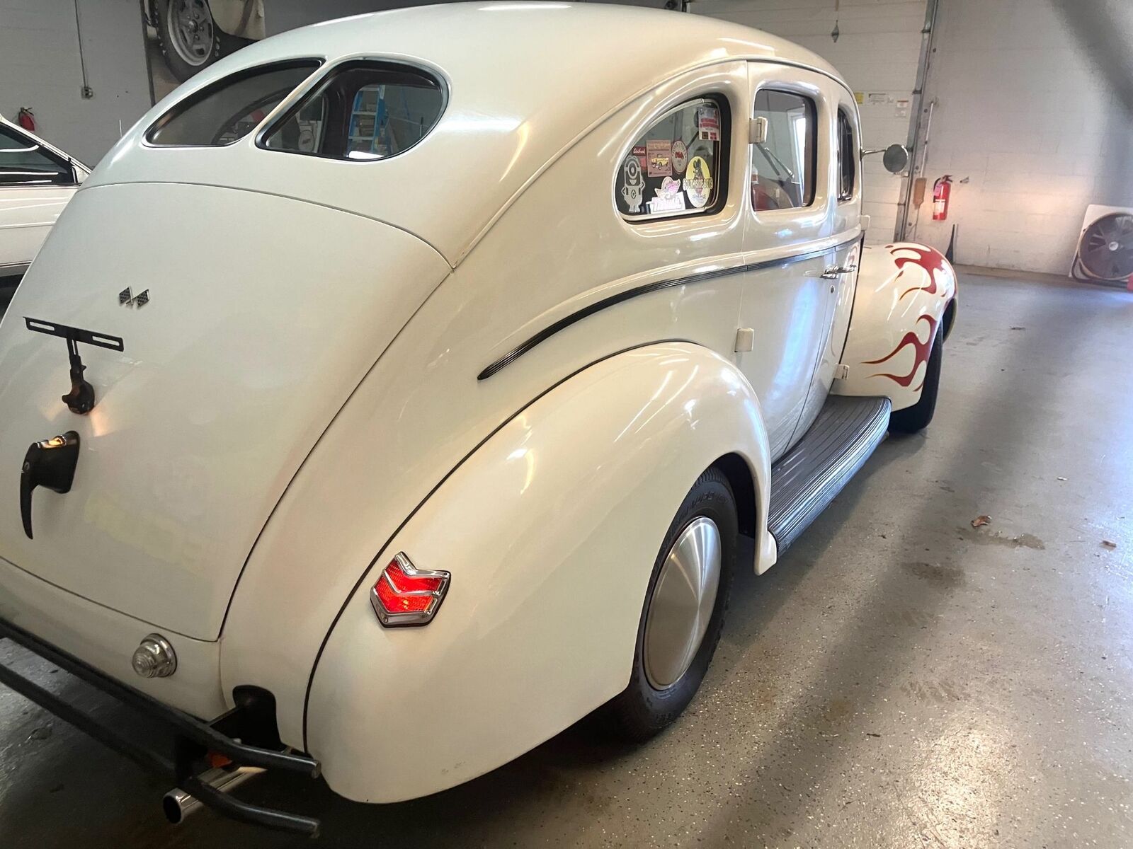 Ford-Deluxe-1940-Custom-12