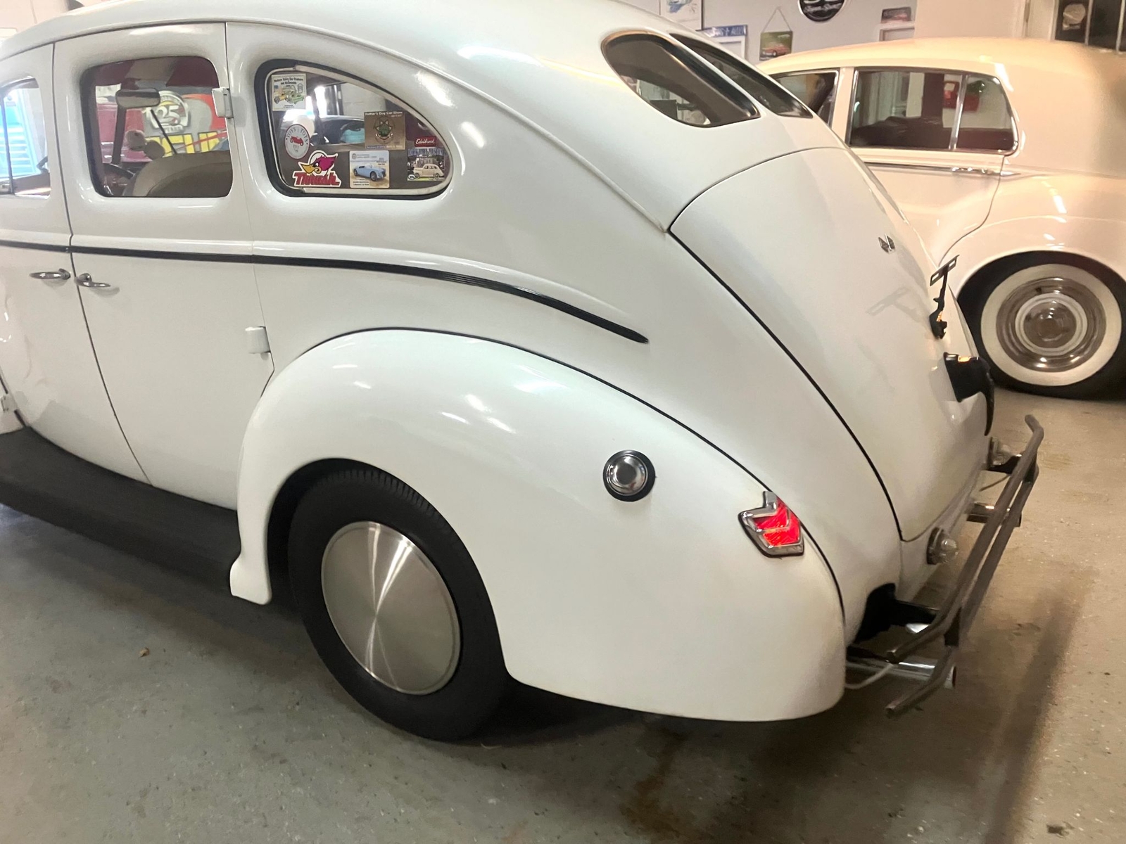 Ford-Deluxe-1940-Custom-9