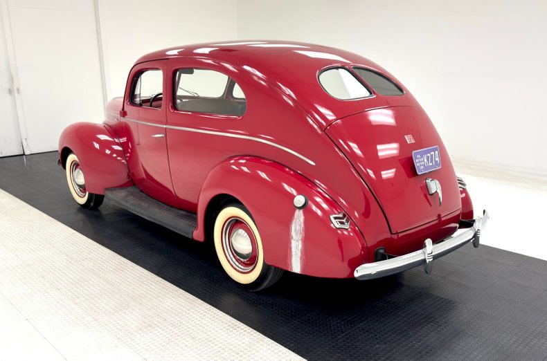 Ford-Deluxe-1940-Red-Tan-2