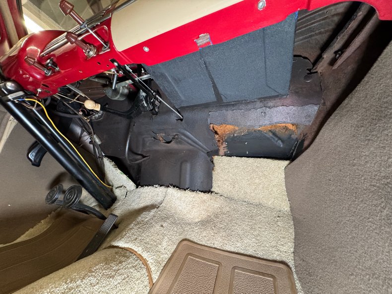 Ford-Deluxe-1940-Red-Tan-23