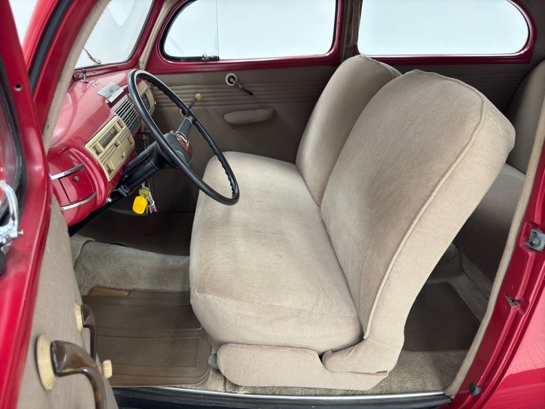 Ford-Deluxe-1940-Red-Tan-36