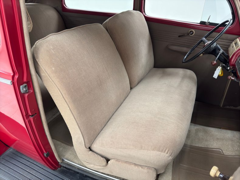 Ford-Deluxe-1940-Red-Tan-39