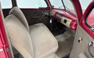 Ford-Deluxe-1940-Red-Tan-40