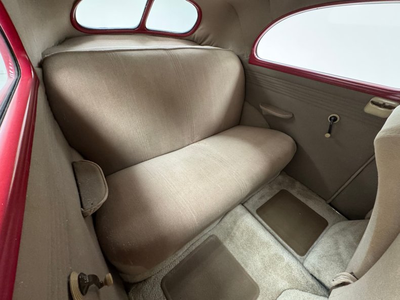 Ford-Deluxe-1940-Red-Tan-44