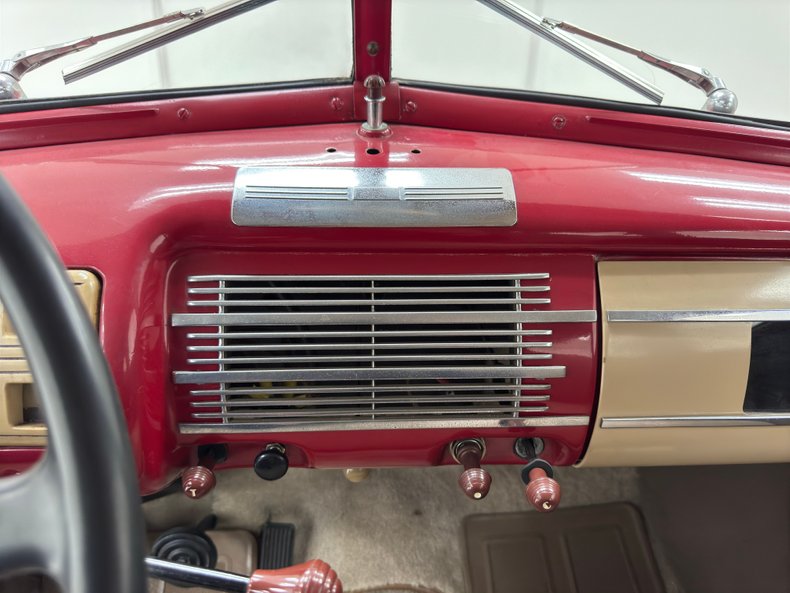 Ford-Deluxe-1940-Red-Tan-47