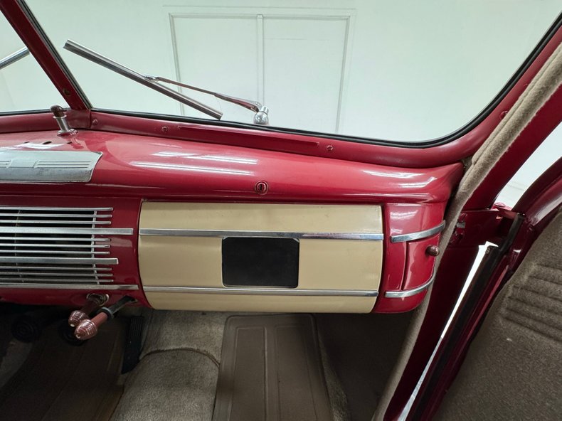 Ford-Deluxe-1940-Red-Tan-48
