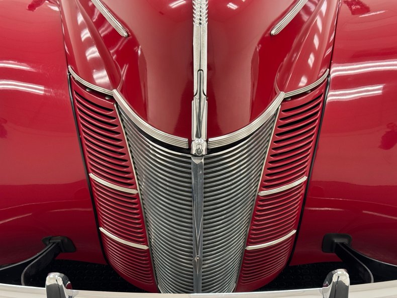 Ford-Deluxe-1940-Red-Tan-5