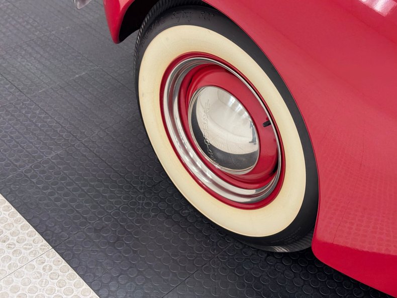 Ford-Deluxe-1940-Red-Tan-7