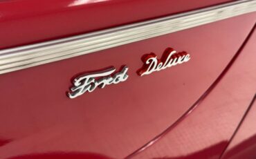 Ford-Deluxe-1940-Red-Tan-8
