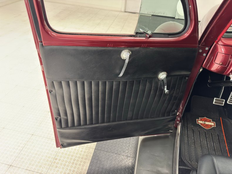 Ford-Deluxe-1940-Ruby-Red-Pearl-Black-30