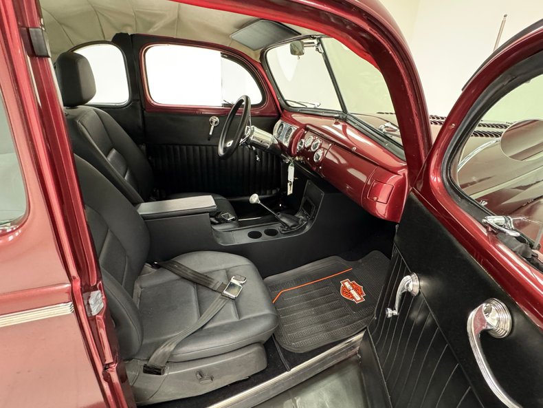Ford-Deluxe-1940-Ruby-Red-Pearl-Black-35