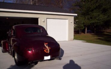 Ford-Deluxe-1947-2