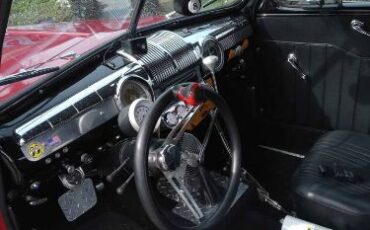 Ford-Deluxe-1947-Red-Black-3