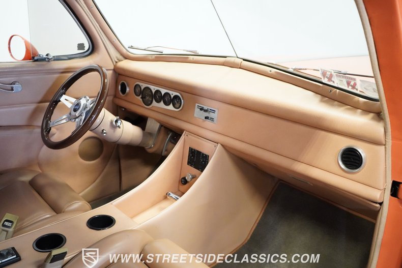 Ford-Deluxe-1947-Tangerine-Orange-Tan-44
