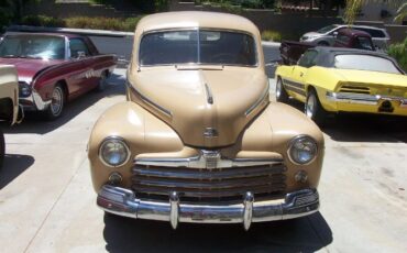 Ford-Deluxe-1948-Tan-2