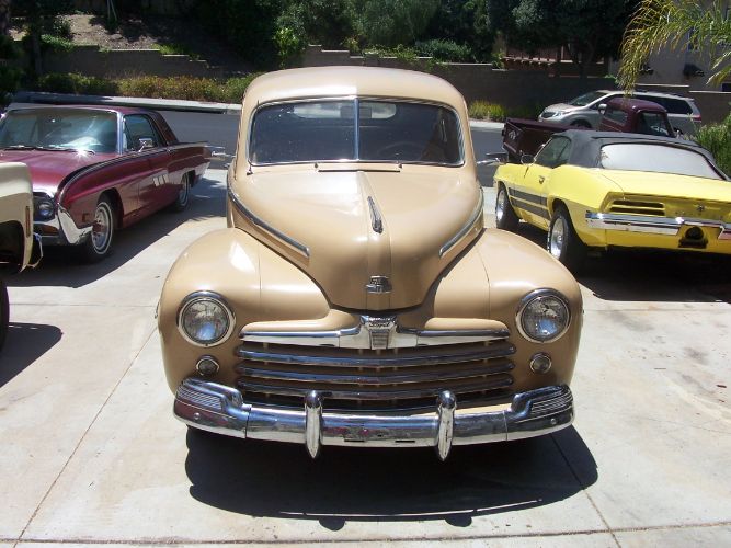Ford-Deluxe-1948-Tan-2