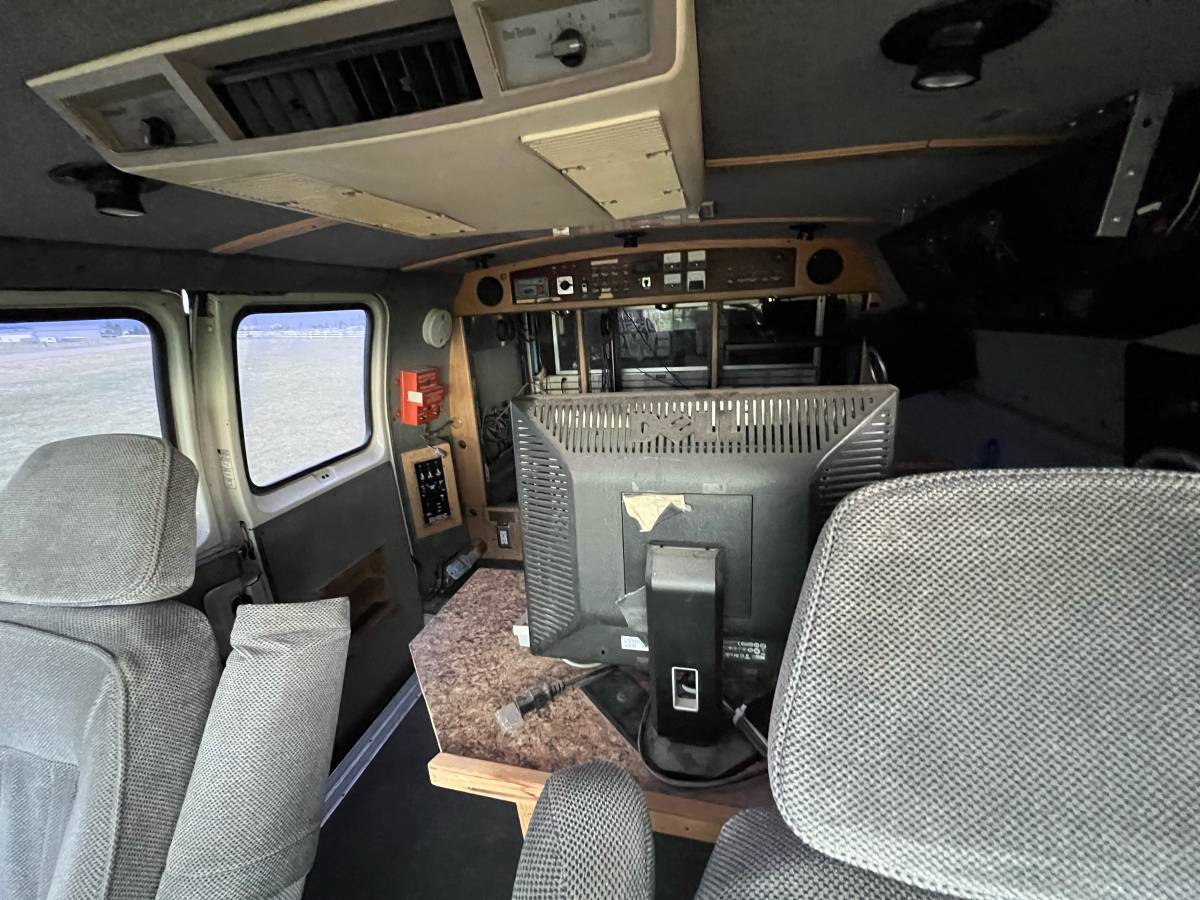 Ford-E350-van-1991-white-7
