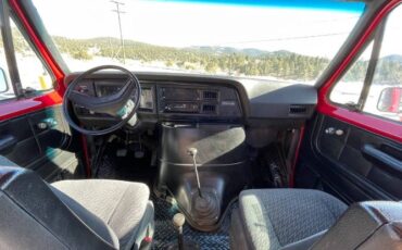 Ford-Econoline-1981-Red-1