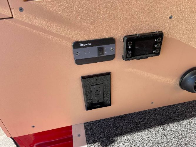 Ford-Econoline-1981-Red-18