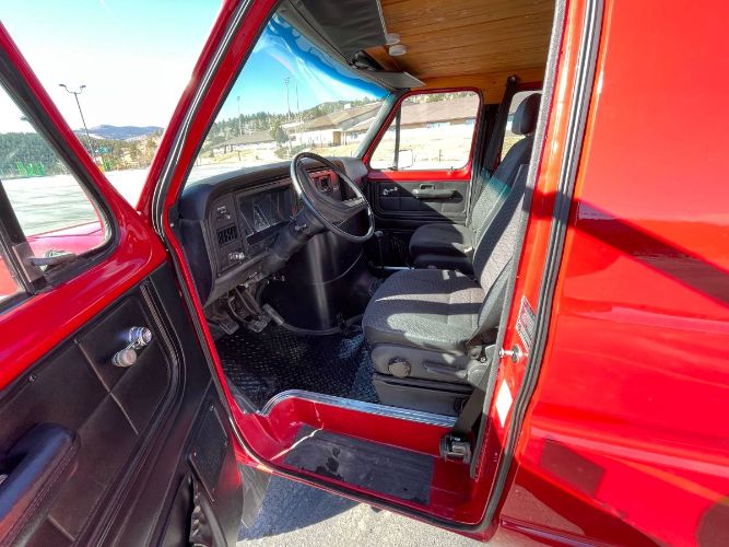 Ford-Econoline-1981-Red-2
