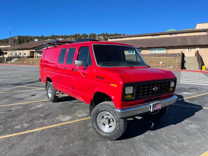 Ford-Econoline-1981-Red-21