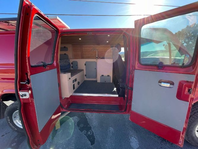 Ford-Econoline-1981-Red-6