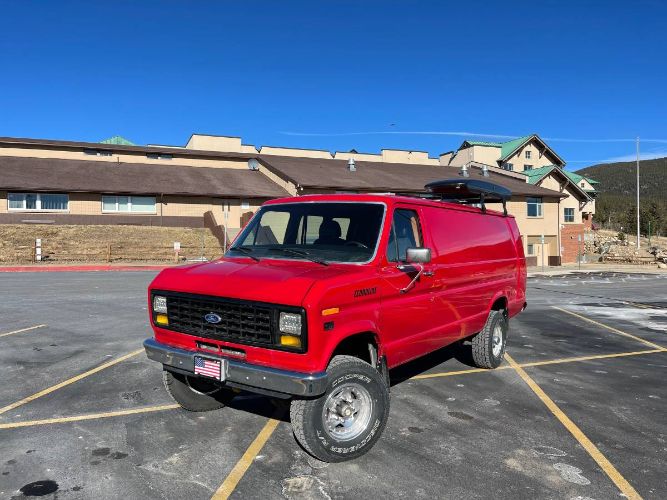 Ford-Econoline-1981-Red