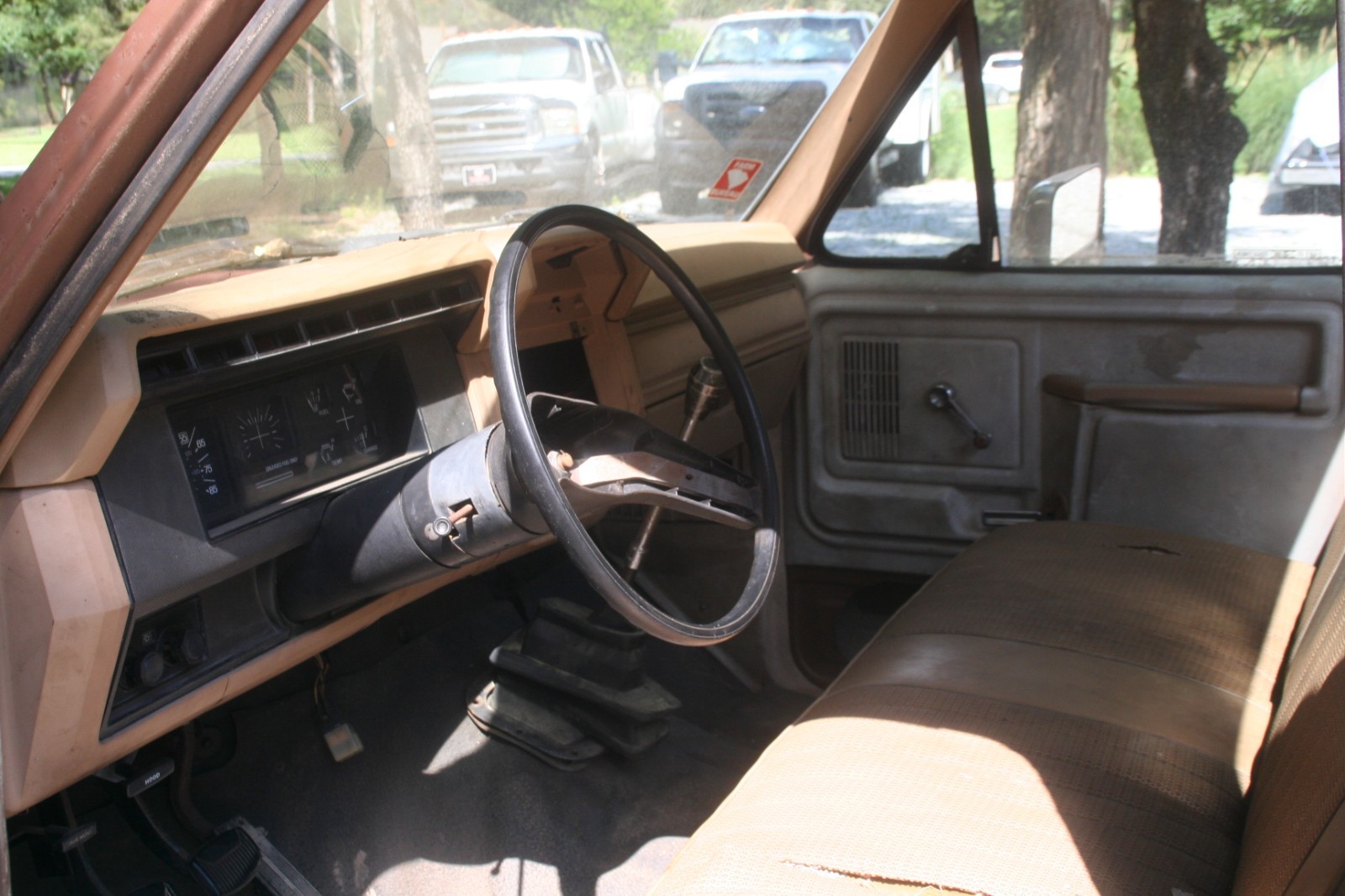 Ford-F-150-1985-Standard-Cab-Pickup-6