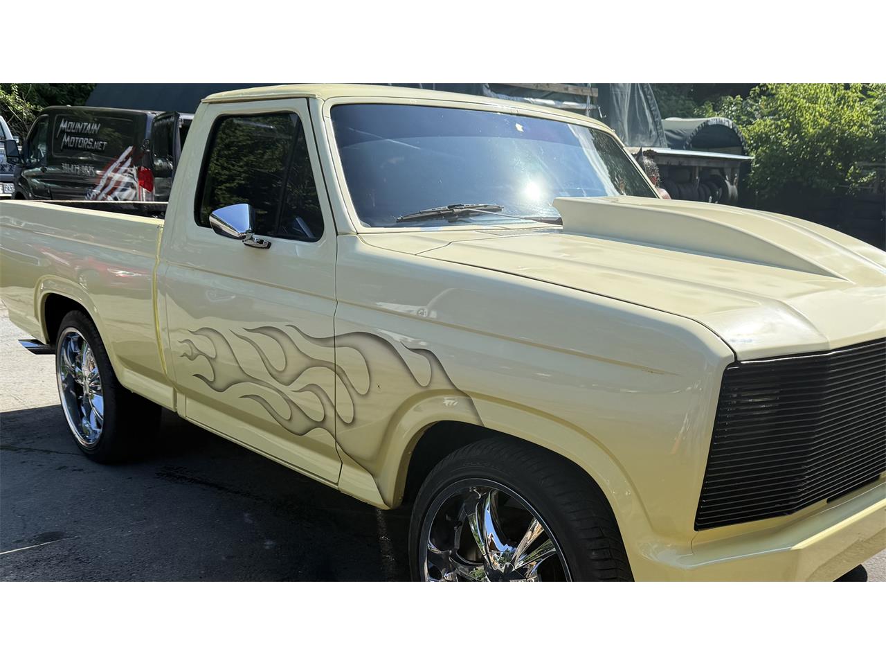 Ford-F100-1981-Yellow-Black-2