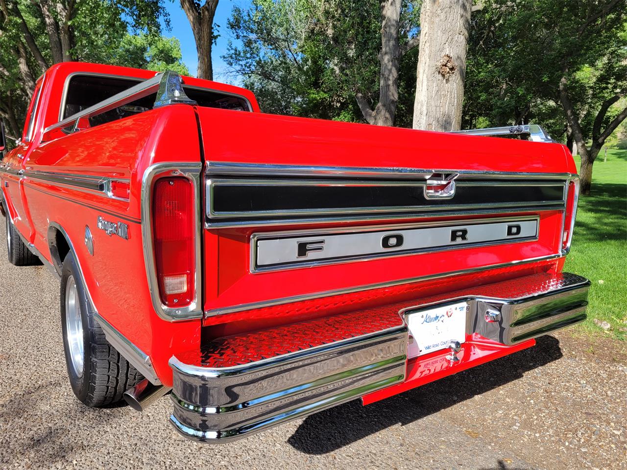 Ford-F150-1975-Red-Black-and-Red-12
