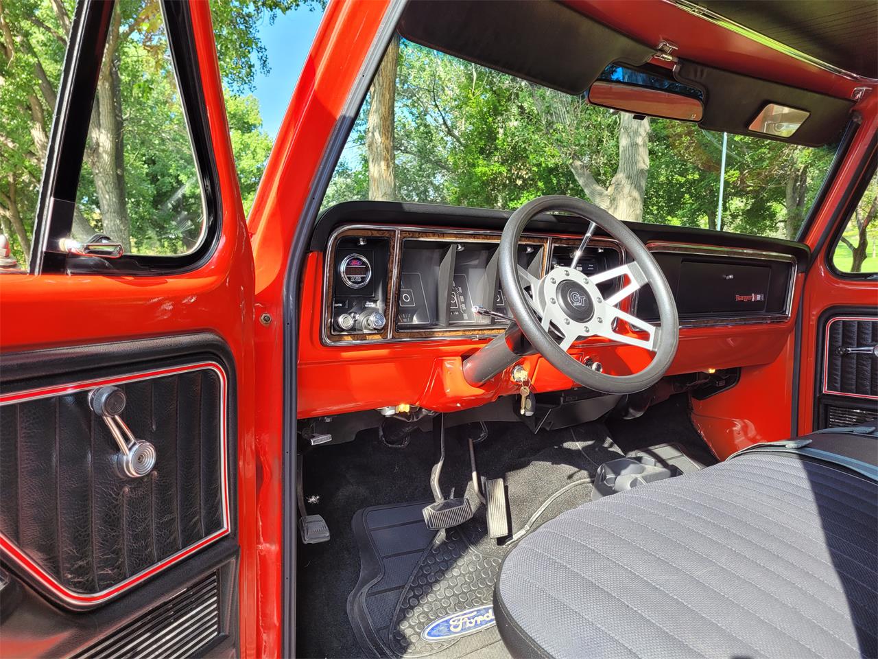 Ford-F150-1975-Red-Black-and-Red-15