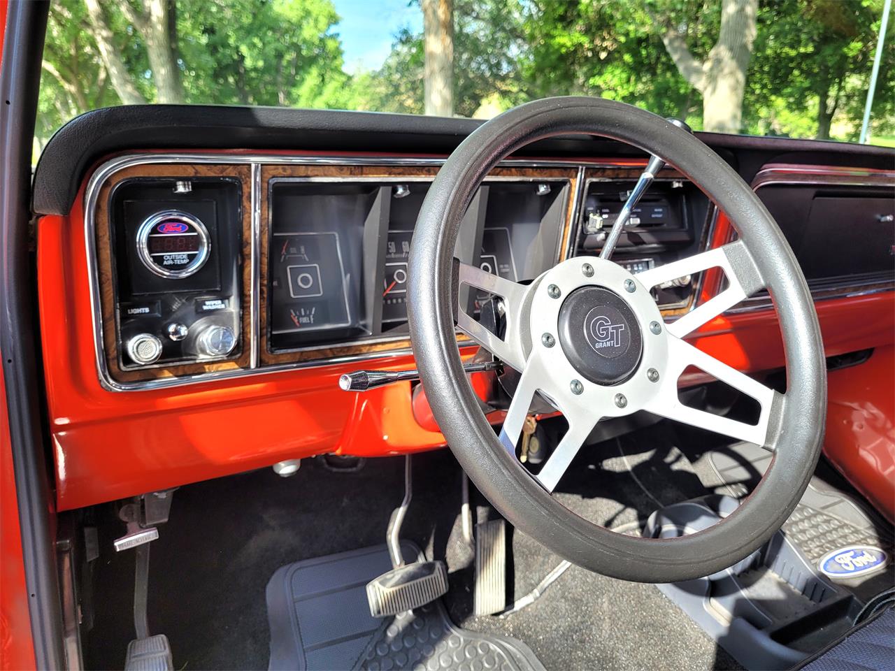 Ford-F150-1975-Red-Black-and-Red-17