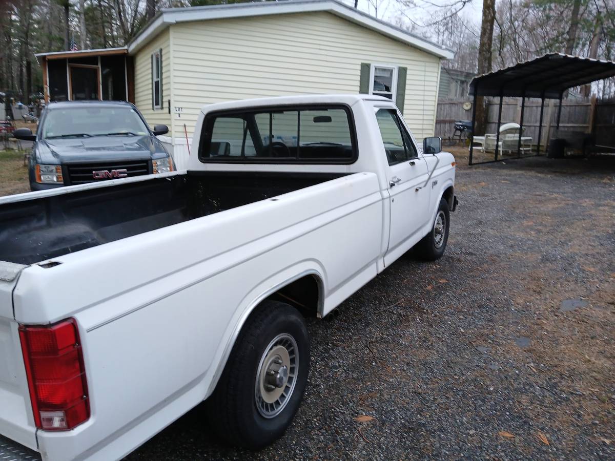 Ford-F150-1982-3