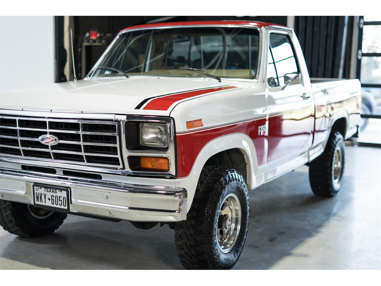Ford-F150-1985-White-Red-Tan-2