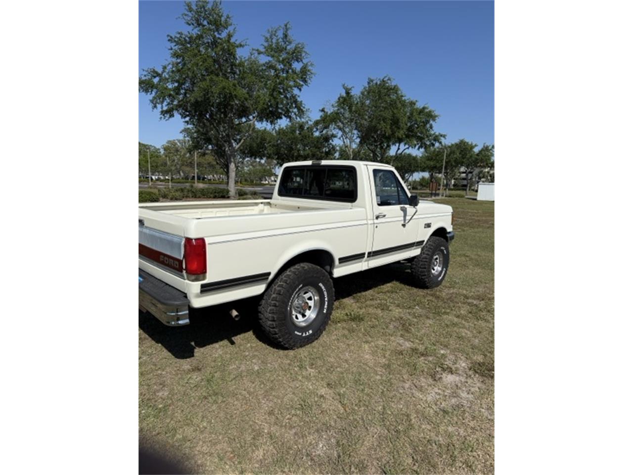 Ford-F150-1989-Colonial-White-Crystal-Blue-4