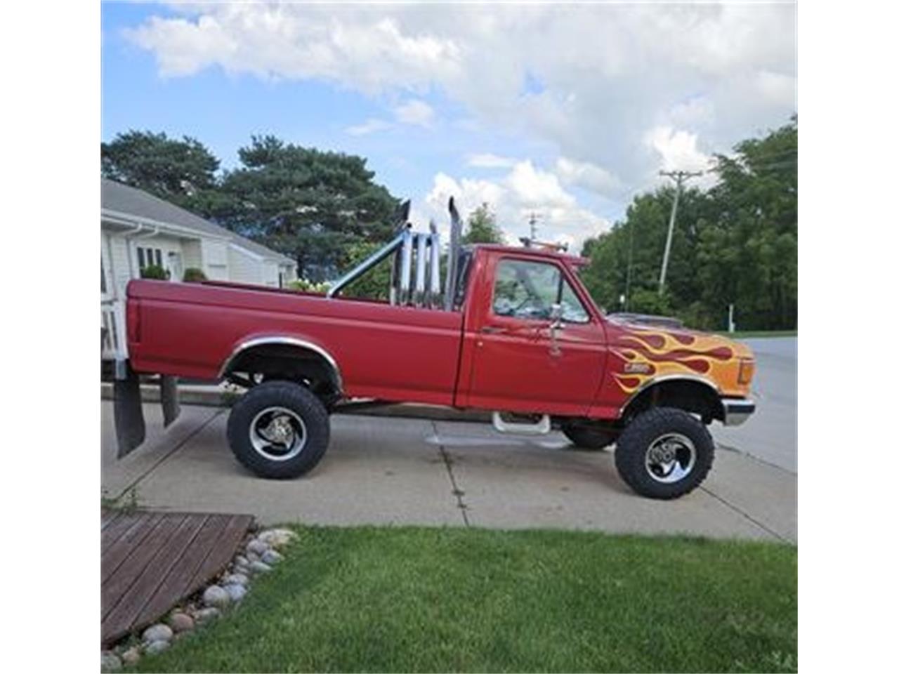 Ford-F250-1987-Red-with-yellow-flam-Red-and-black-2