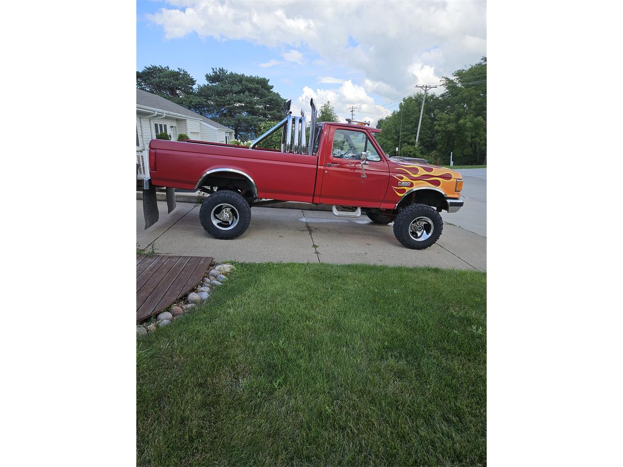 Ford-F250-1987-Red-with-yellow-flam-Red-and-black-3