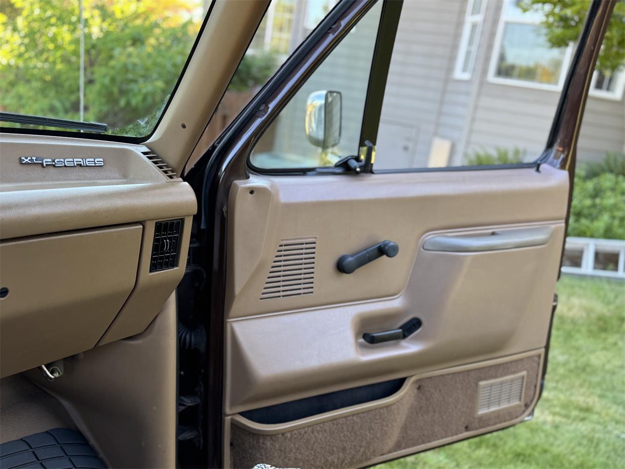 Ford-F250-1989-Dark-Brown-Tan-7