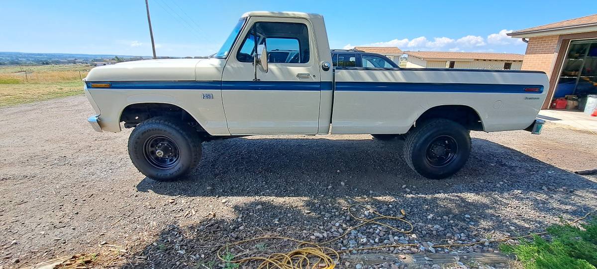Ford-F250-4x4-1975-1