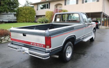 Ford-F250-lariat-1985-SilverCharcoal-Red-1