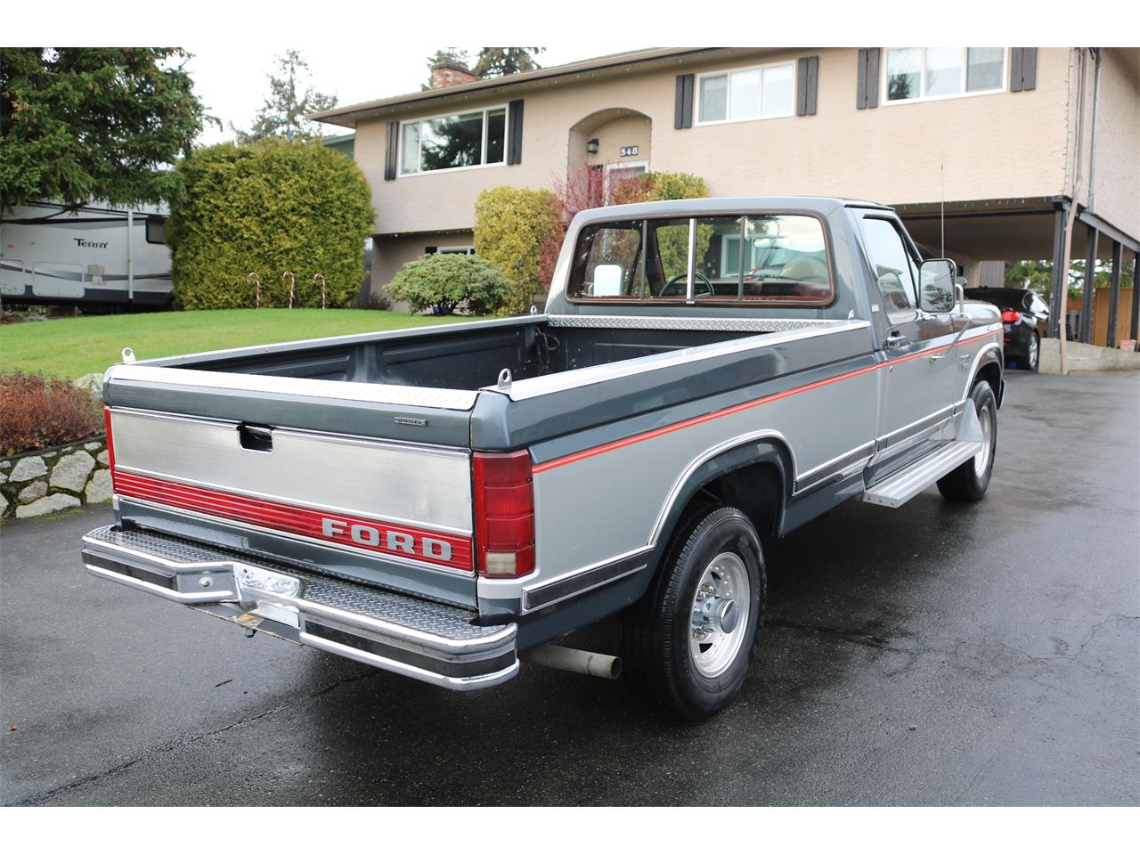 Ford-F250-lariat-1985-SilverCharcoal-Red-1