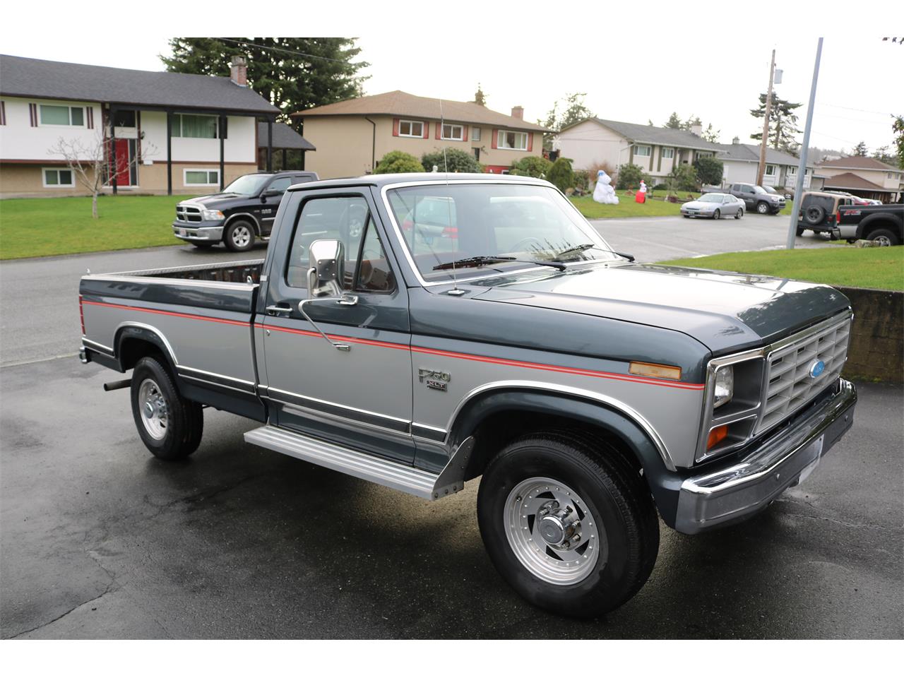 Ford-F250-lariat-1985-SilverCharcoal-Red-10