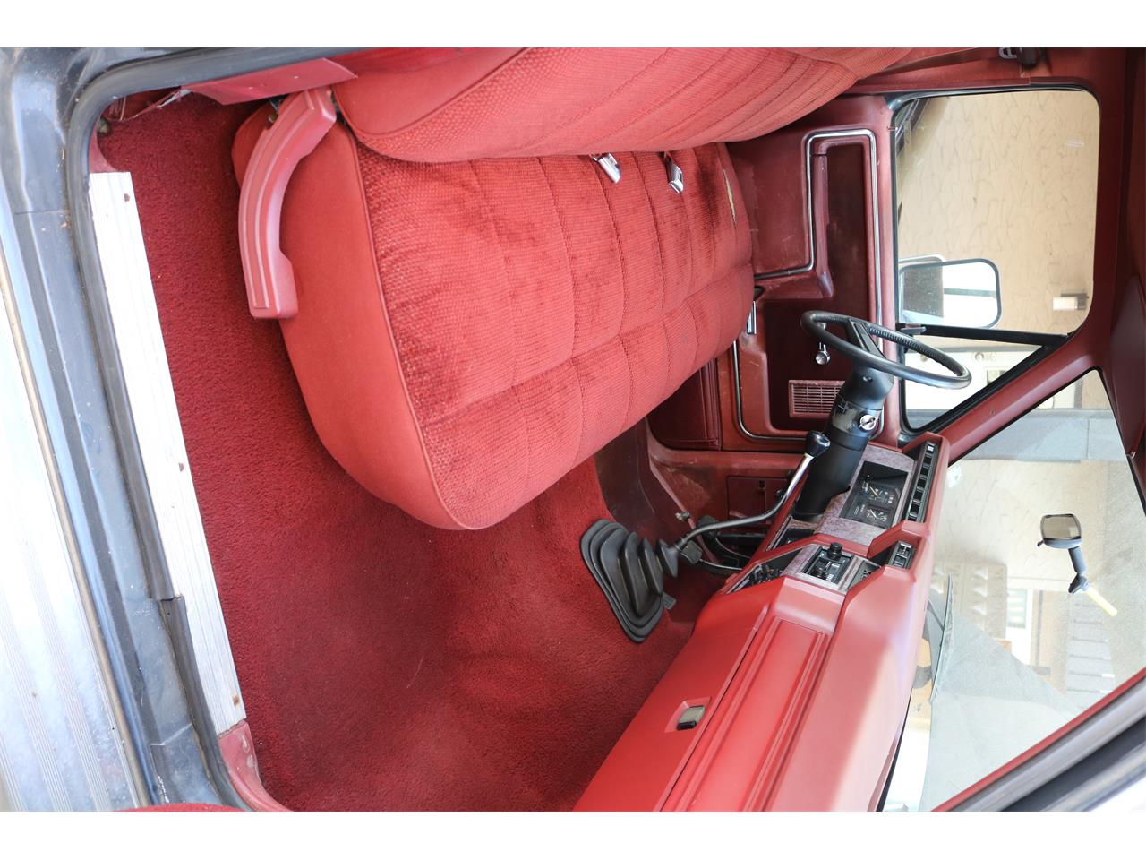 Ford-F250-lariat-1985-SilverCharcoal-Red-12