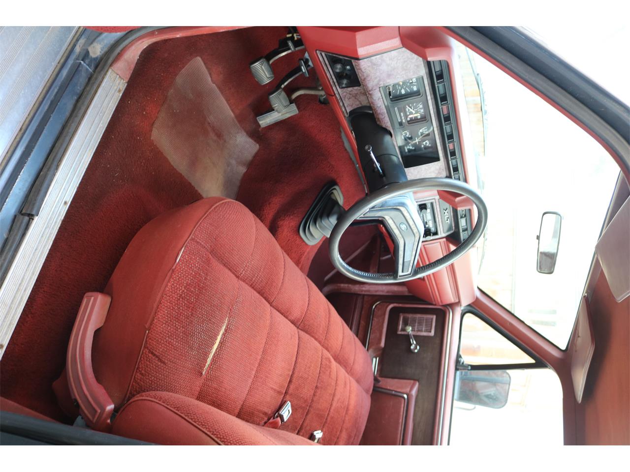 Ford-F250-lariat-1985-SilverCharcoal-Red-13